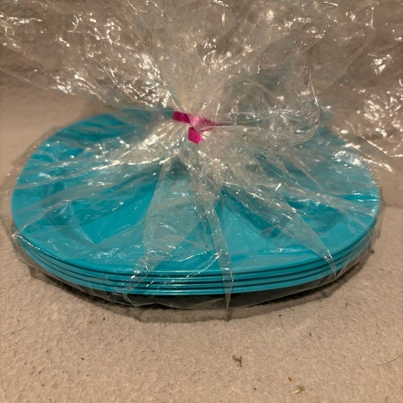 TUPPERWARE dinner plates set of 4 new - Picture 1 of 4